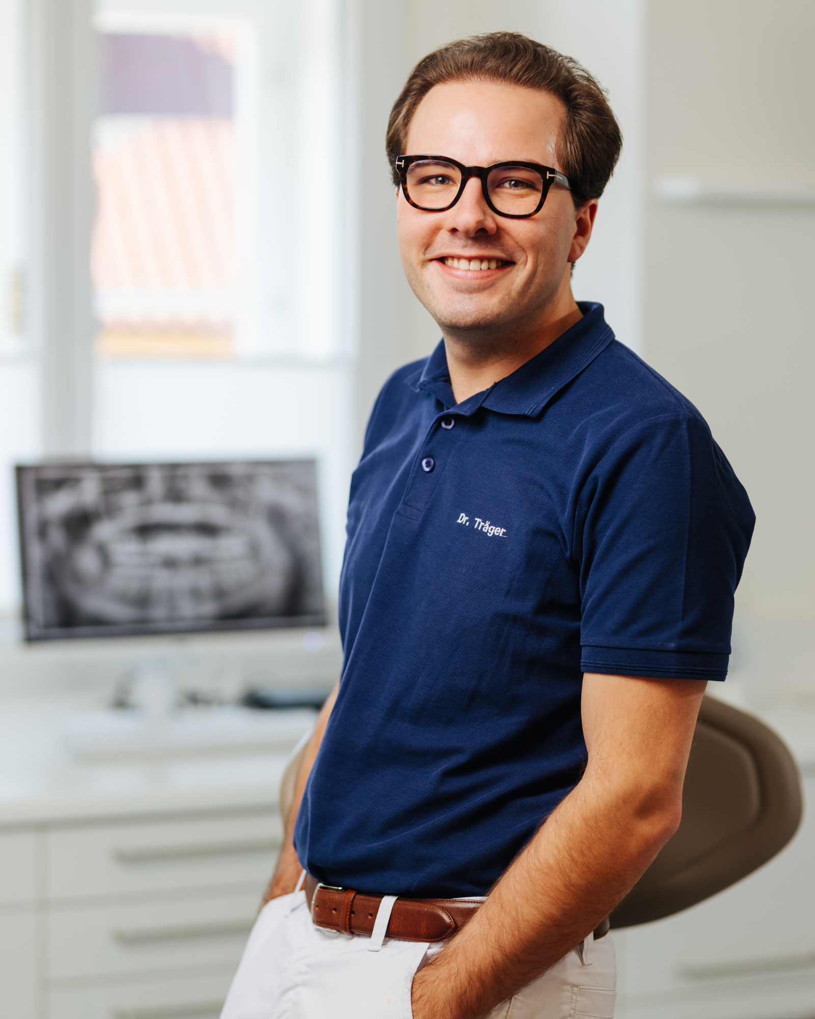 Dr. Luca Träger im Erstbefund-Gespräch in der Zahnarztpraxis Straßburg