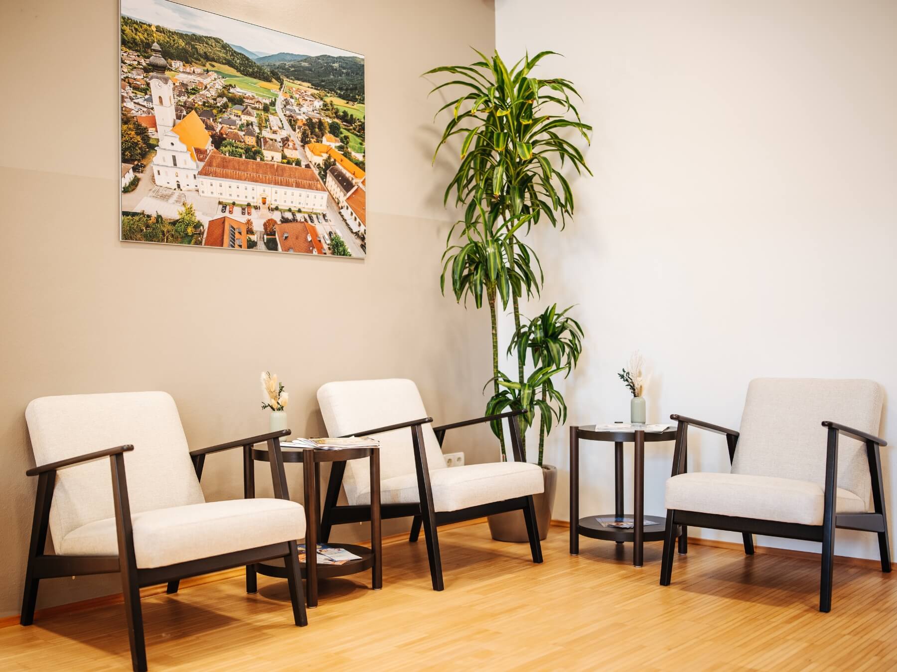 Wartezimmer der Zahnarztpraxis Dr. Träger am Hauptplatz Straßburg